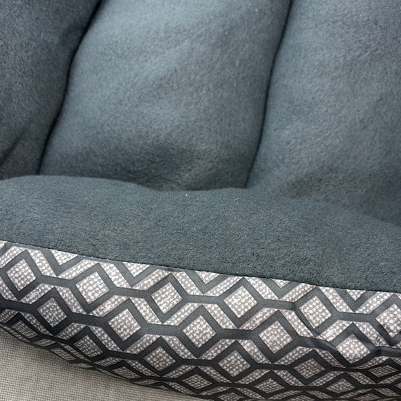 Stylish Gray Pet Small Bed with Geometric Design - Picture 8 of 13